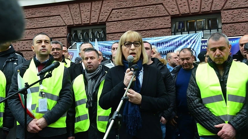 Цачева пред протестиращите надзиратели: Няма да може да изпълним искането ви за увеличение на заплатите 