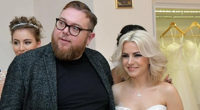 Поли Генова дефилира с булчински рокли 