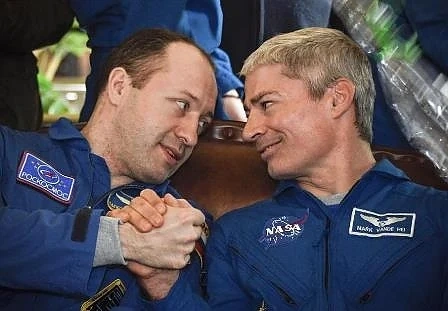 Трима космонавти се завърнаха успешно на Земята (СНИМКИ)