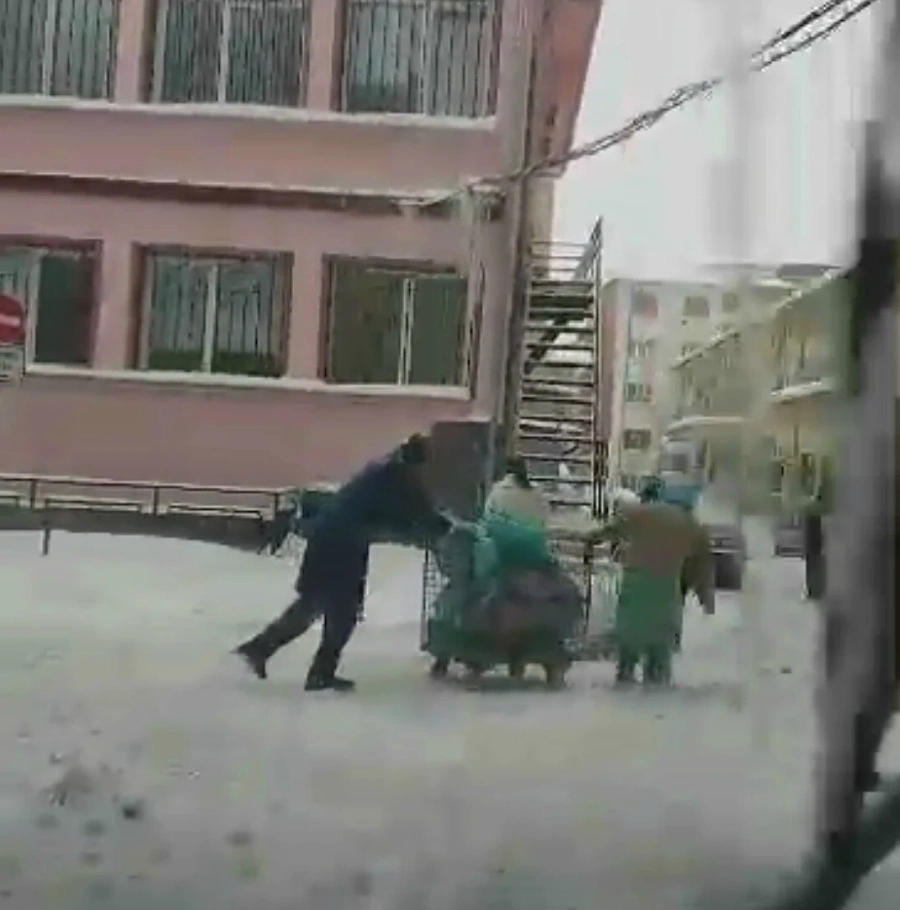 Шефът на Пирогов остави непочистено. Намали заплатите на санитарите (ВИДЕО)