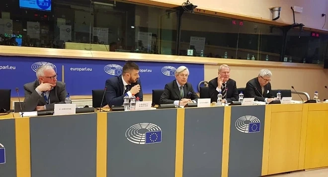 Бареков събра над 120 професори, журналисти и студенти в Брюксел на конференция за корупцията и генезиса на фалшивите новини