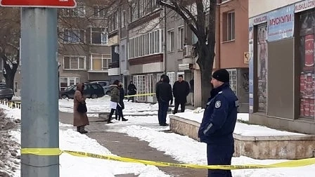 Мъртъв мъж е намерен върху капака на кола в Пловдив