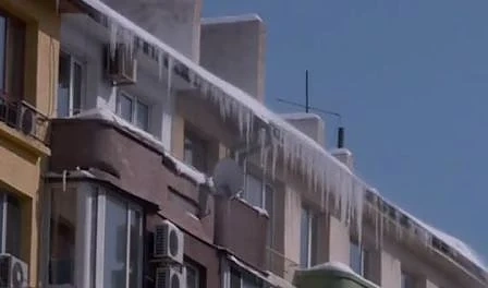 Внимание опасно: Висулки застрашават столичани