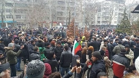 Хиляди скандират „Свобода!” в Пловдив в подкрепа на лекаря, убил Жоро Плъха