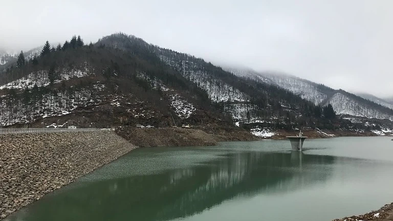 Два язовира преливат контролирано край Враца