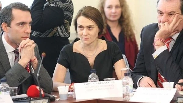 Гинка рекламира в Дневник