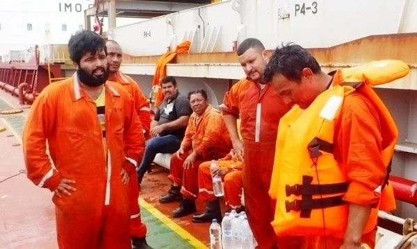 Наши моряци спасиха екипаж на потъващ кораб