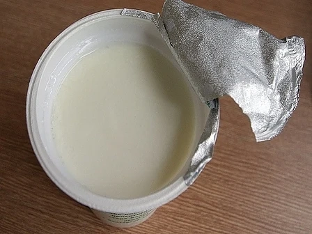 5 фирми продават кисело мляко в опасни опаковки. КЗК ги глобява
