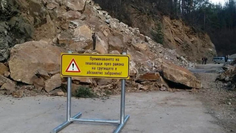 Укрепва се затвореният заради свлачище път на входа на Трън