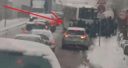Пролетно: Автобус закъса в снега в София, пътниците слязоха да го бутат