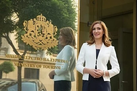 Пълен смях! Министър Ангелкова не е чувала за групировки по плажовете
