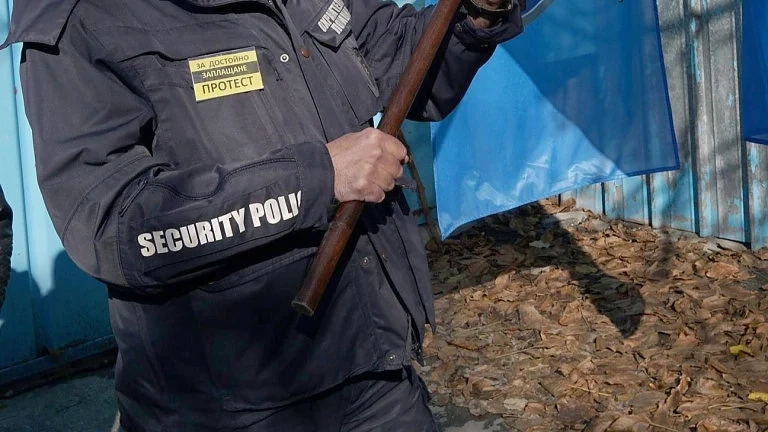 Надзирателите  в затворите временно спират с протестите