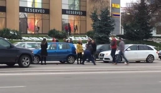 Поредна саморазправа на пътя: Шофьор използва стик за голф при спор с други водачи (СНИМКИ)