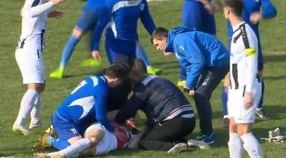 Футболист загина на терена 
