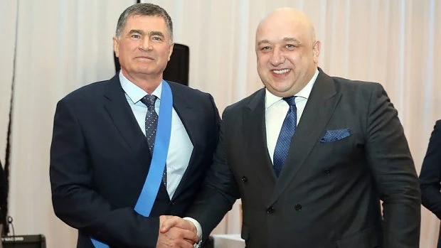  Министър Кралев награди Добромир Карамаринов с почетен знак \
