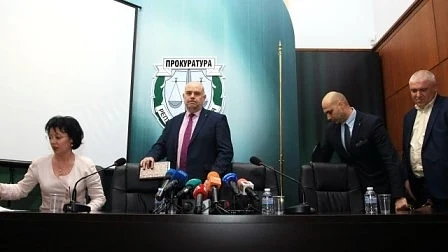 Повдигат обвинения на 11 служители от НАП заради корупционни схеми
