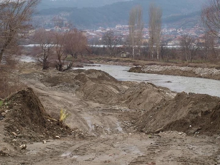 Изграждат защитна стена на река Струма 