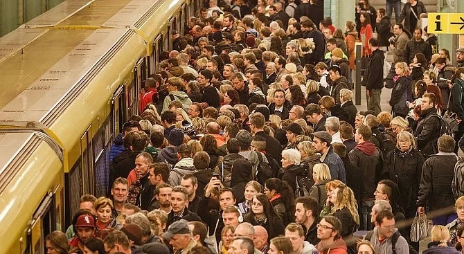 Десетки ранени при сблъсък на два влака в метрото в Германия