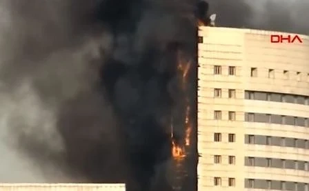 Голям пожар в истанбулска болница (СНИМКИ)