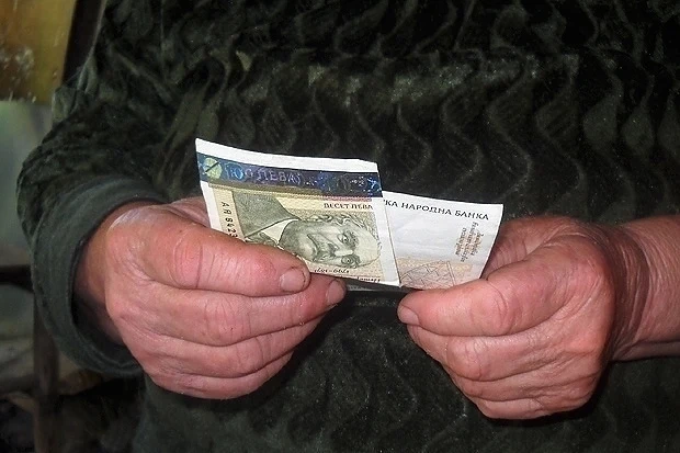 Измамници дебнат стари хора в дните за пенсия