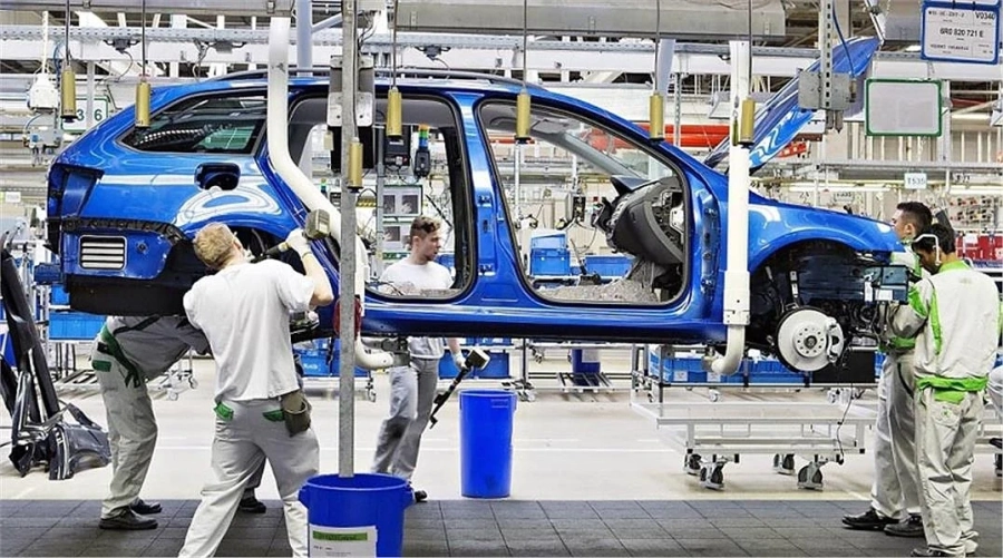 Вдигат заплатите в завода на Skoda 