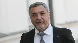 Валери Симеонов иска отпадане на забраната за пушене в заведенията