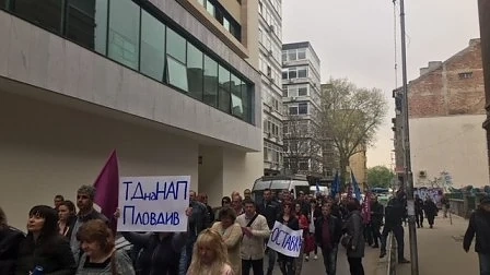Данъчни протестират заради закриването на отдели с 300 служители