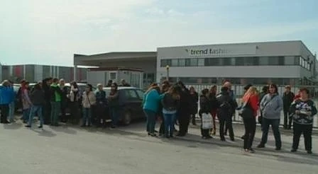 Протест на шивачки заради неизплатени заплати