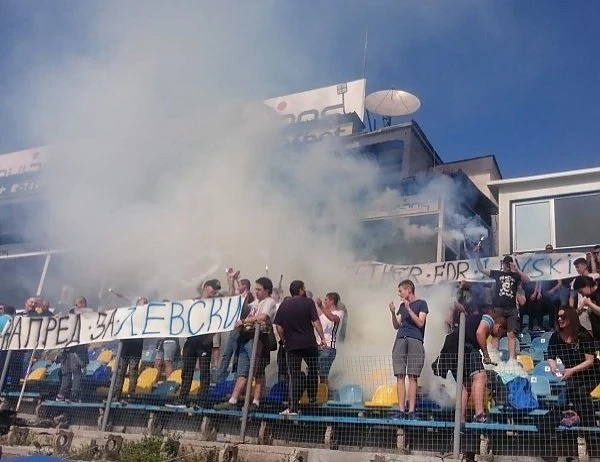 Фенове на „Левски“ в ареста заради ранен полицай