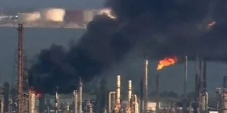 Взрив в една от най-големите петролни рафинерии в САЩ (СНИМКИ)