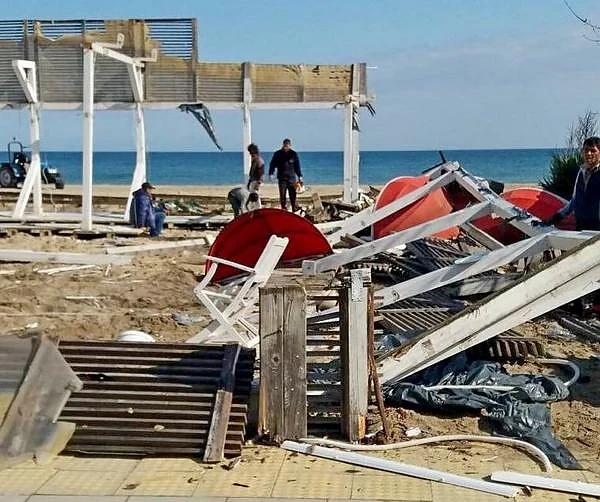 Разрушиха още емблематични плажни заведения в Слънчев бряг