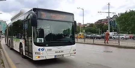 Шофьор на автобус намери и върна портмоне с пари