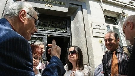 Десетки хора пред ВАС на протест срещу \