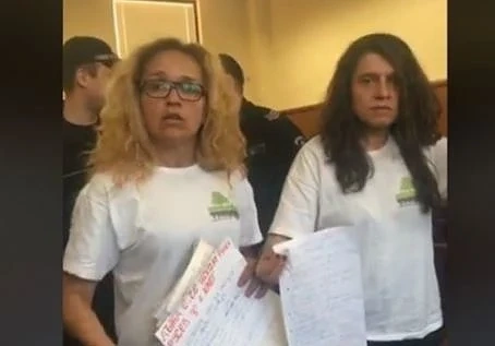 Кметицата Иванчева се появи с тениска на зелените в съдебната зала и отново размаха бележки (СНИМКИ)