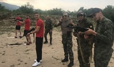 Футболистите на ЦСКА впечатлиха военните с точен мерник (ВИДЕО)