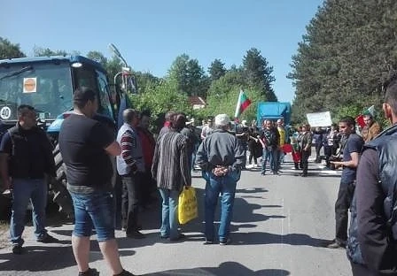 Кубрат на бунт заради „марсианските” пътища (СНИМКИ)