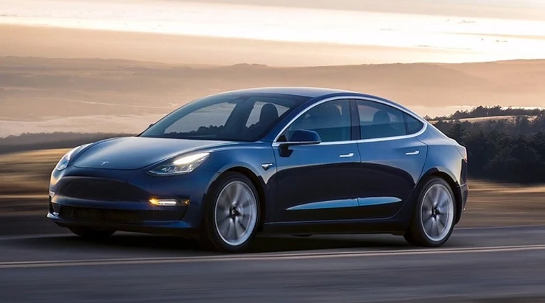 Спряха Tesla без шофьор зад волана