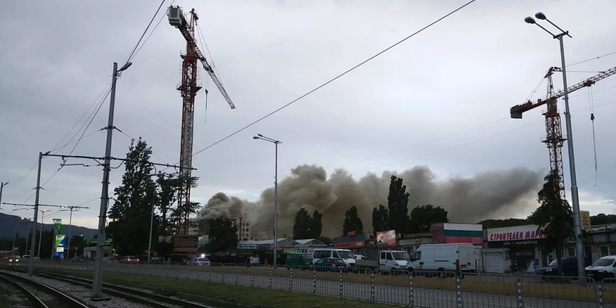 Голям пожар гори в квартал \