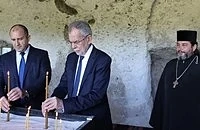 Румен Радев запали свещ за здраве в Басарбовския манастир