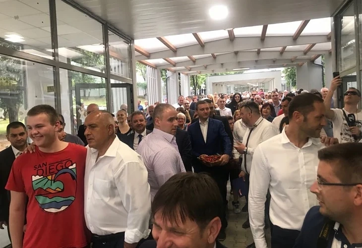 Петричанка посрещна Бойко Борисов с череши 