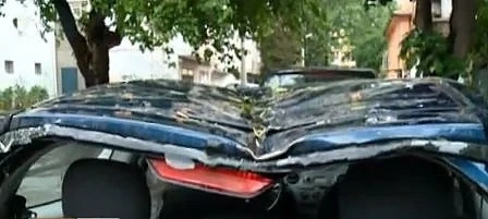 Електрически стълб премаза автомобили в Пловдив