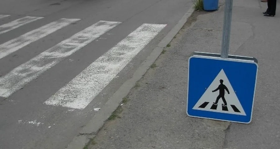 Жена е блъсната на пешеходна пътека на бул. \