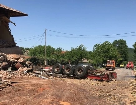 ТИР разруши къщи в Златна Панега