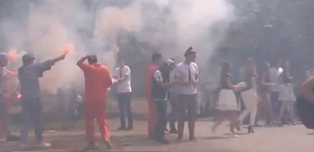 Абитуриентите от Испанската гимназия избраха да са с тениски на бала