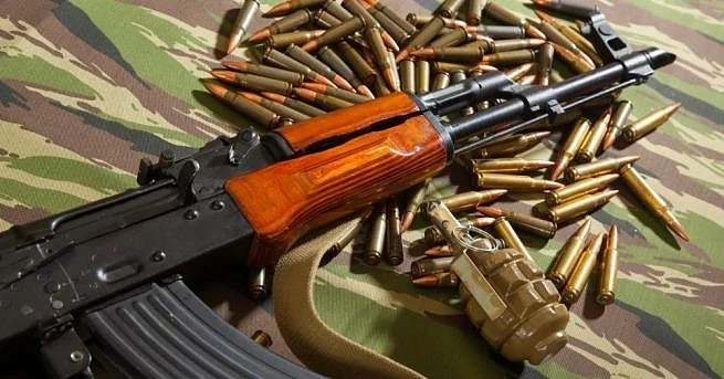 Арестуваха абитуриент с фалшив автомат