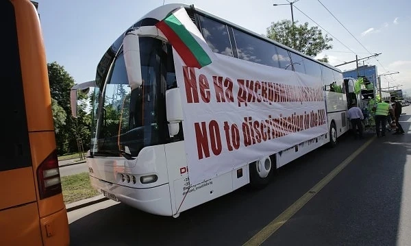 Превозвачите протестират с камиони и автобуси на \