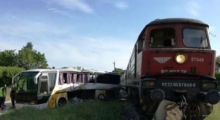 Влак блъсна автобус край Симеоновград, има ранени (СНИМКИ)
