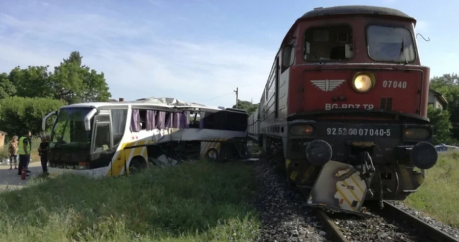 Стабилно е състоянието на пострадалите при катастрофата между автобус и влак
