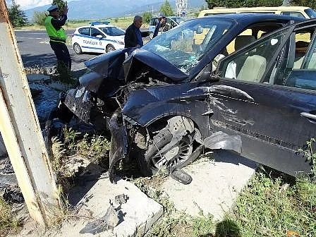 Автомобил се вряза в караулка на КАТ, има пострадали (СНИМКИ)