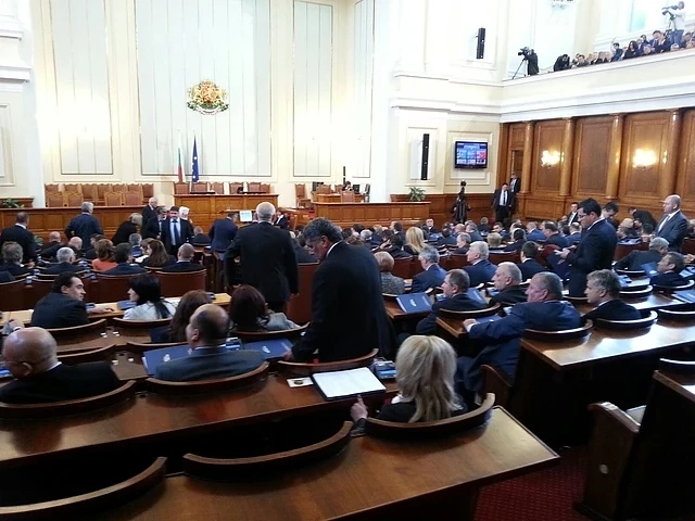Депутатите заседават днес, заради неработния 24 май  